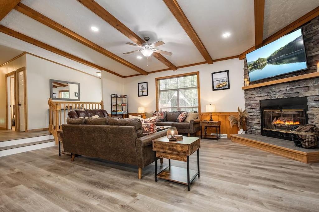*Entire House • Sleeps 9 • Hot Tub • Pets Welcome* McHenry Luaran gambar