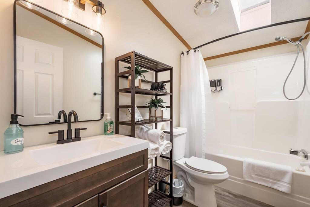 *Entire House • Sleeps 9 • Hot Tub • Pets Welcome* McHenry Luaran gambar