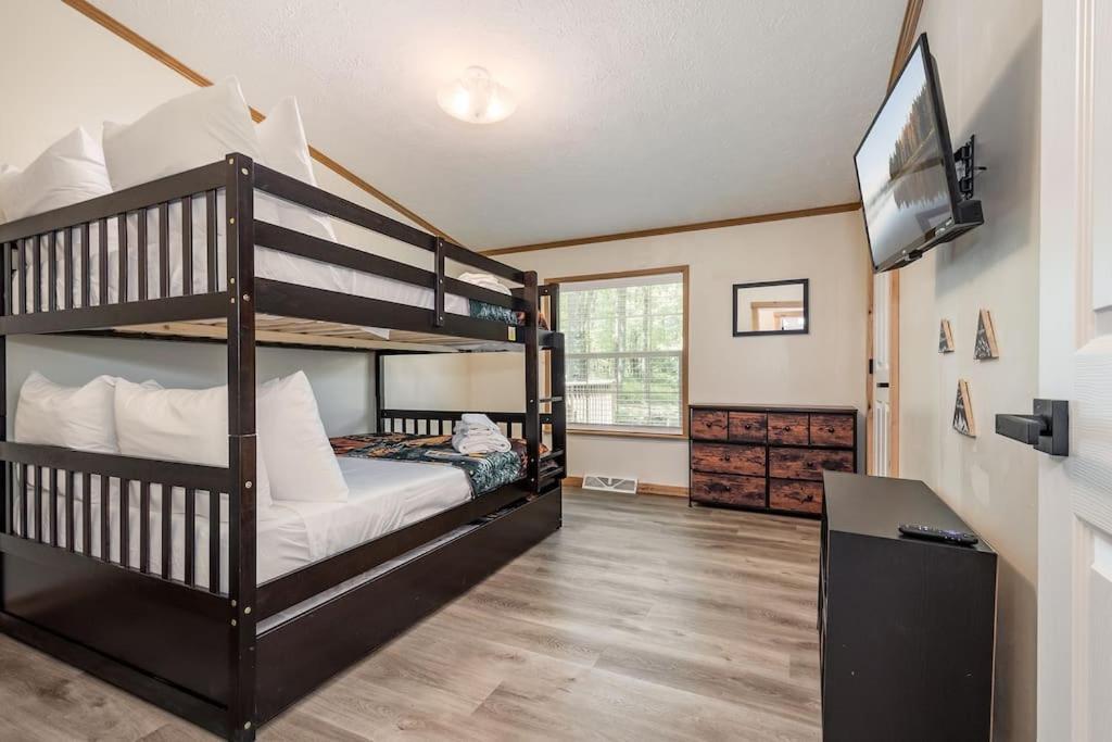 *Entire House • Sleeps 9 • Hot Tub • Pets Welcome* McHenry Luaran gambar